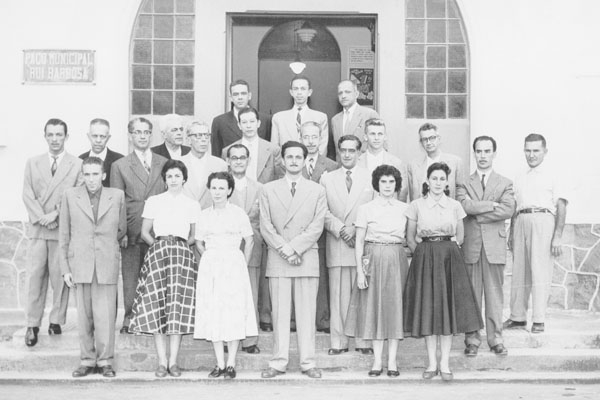 A foto histórica de hoje é dos anos 1950, quando foi prefeito Onofre Sebastião Gosuen, que posteriormente elegeu-se deputado. A prefeitura ou Paço Municipal Rui Barbosa era onde hoje está o Museu Histórico José Chiachiri, e dali só sairia no final dos ano